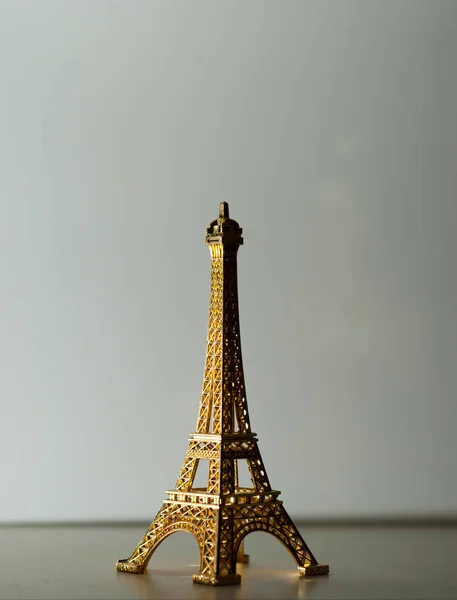 Replica Eiffel Tower Shiny Gold White Background Vertical — Stock Photo, Image