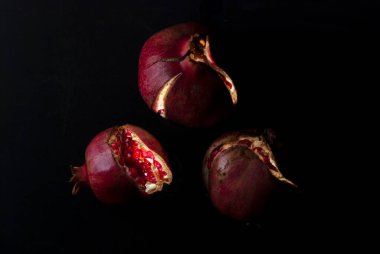 Açılmamış nar arkaplanı koyu kırmızı antioksidan tanecikli nar meyvesi.