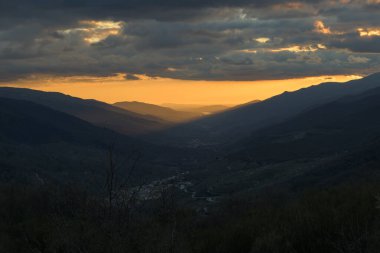 Gün batımında Valle del Jerte Tornavacas Limanı 'nın yan güneşinden