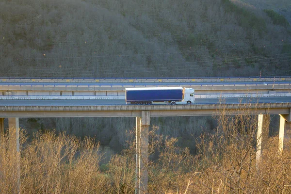 Vrachtwagen Voor Goederenvervoer Weg Viaduct Brug Weg — Stockfoto