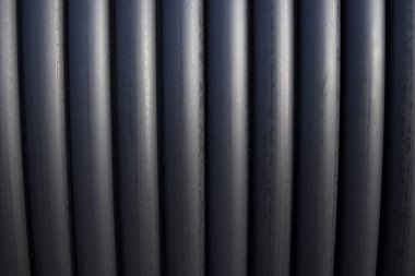 Yatay olarak siyah arkaplan pürüzsüz plastik tüpler
