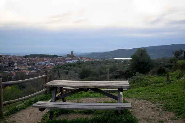 Drewniany Stół Piknikowy Widokiem Miasto Turystyczne Góry Hervas — Zdjęcie stockowe
