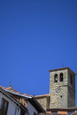 Çan kulesiyle kilise taşı kulesi ve Hervas 'ta dikey mavi gökyüzü.