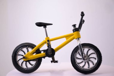 Siyah arka plan BMX yatay motorlu sarı oyuncak modeli