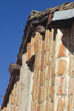 Yanal yağmurdan korumak için fayanslı duvar Hervas 'ın popüler mimarisi.