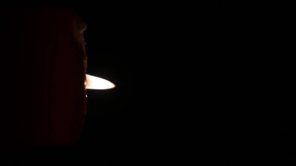 Κάψιμο Κόκκινο Κερί Φλόγα Στο Κάτω Μέρος Κάθετο Στο Σκοτάδι — Αρχείο Βίντεο