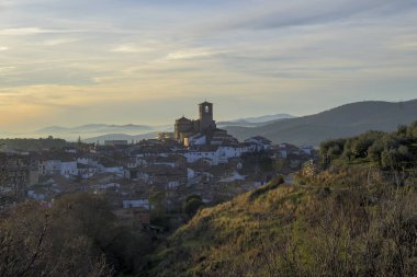Hervas kiliselerinin kışın gün batımında manzarası ve arka planda sis var.