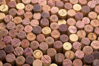 Kırmızı şarap şişelerinin yatay olarak kullanılmış mantarlarının arka planı