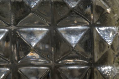 Oyma kristal likör şişesinin ayrıntıları altıgen kareyi işaret ediyor.