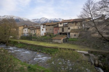 Hervas 'taki Hervas Yahudi Mahallesi' nin mimarisi. Karla kaplı dağlar ve Ambroz nehri.