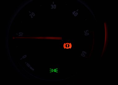 Gösterge panelinde park yeri ya da el freni ışığı uyarısı