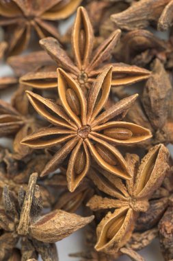 Illicium verum yıldızı yemek pişirmek ve tıbbi kullanım için dikey olarak tohumlu sekiz boynuz anason yapar.