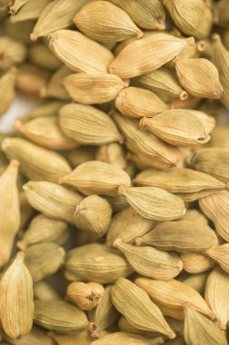 Gıda veya içecekleri dikey olarak tatlandırmak için bir gruptaki Cardomom