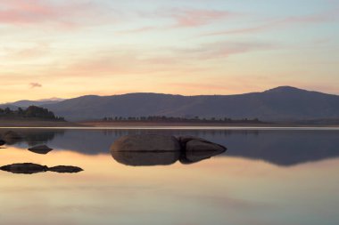 Şafak vakti bataklık suyunun yansıması yatay sükunet ve sükunet
