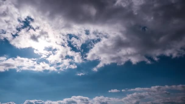 Wolken Bewegen Onder Felle Zon Aan Blauwe Hemel Timelapse Wolkenruimte — Stockvideo