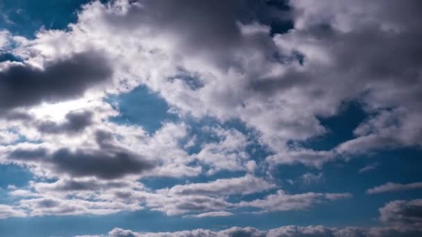 Mraky Pohybují Pod Jasným Sluncem Modré Obloze Pozadí Zamračeném Prostoru — Stock video
