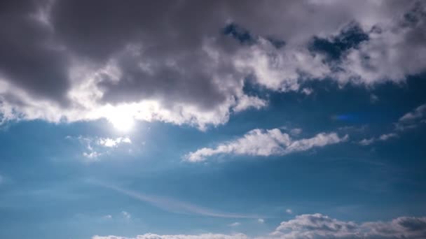 Mraky Pohybují Pod Jasným Sluncem Modré Obloze Pozadí Zamračeném Prostoru — Stock video