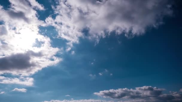 Chmury Poruszające Się Pod Jasnym Słońcem Niebieskim Niebie Timelapse Chmurowe — Wideo stockowe