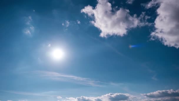 Nubes Moviéndose Bajo Sol Brillante Cielo Azul Timelapse Fondo Espacio — Vídeo de stock