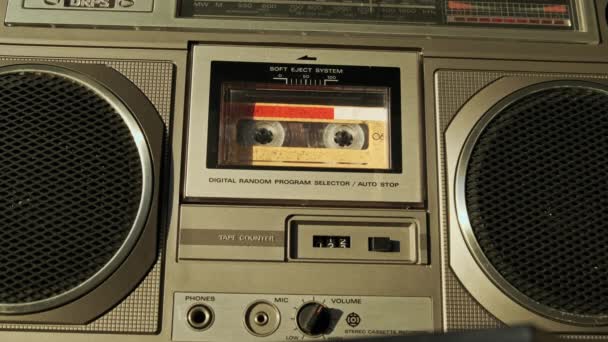 复古录音机中的盒式磁带回放 播放黄色旧盒式磁带的录音机 老式磁带卷轴在甲板上旋转 录音对话 80年代 电话录音 — 图库视频影像