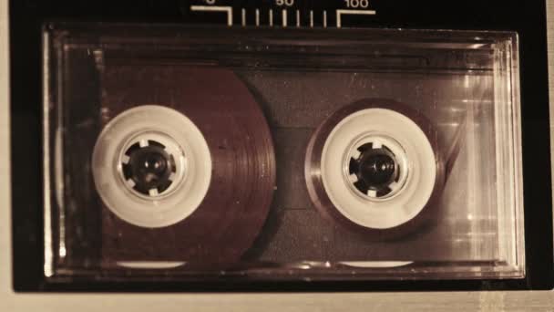 Воспроизведение Аудиокассеты Винтажном Магнитофоне Проигрыватель Проигрывателей Проигрывает Старые Прозрачные Аудиокассеты — стоковое видео