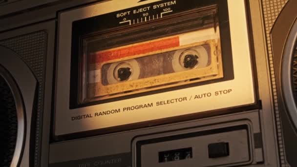 Odtwarzanie Kaset Audio Zabytkowym Magnetofonie Odtwarzacz Grający Starą Żółtą Kasetę — Wideo stockowe