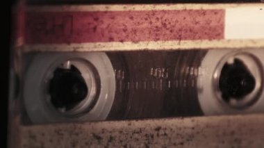 Klasik kayıt cihazında ses kasedi oynatıcısı. Eski sarı ses kasetini çalan bir pikap, yakın plan. Retro bantlar güvertede dönüyor. Konuşmalar kaydediliyor, 80 'ler, arşiv kaydı, çağrı