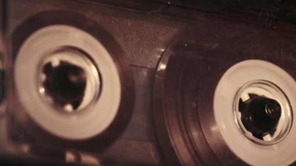 老式录音机中的盒式磁带回放 播放老式透明盒式磁带的录音机 复古磁带卷轴在甲板上旋转 录音对话 80年代 档案重播 — 图库视频影像