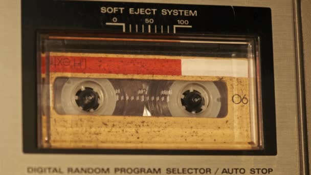 Audiokassetten Wiedergabe Retro Tonbandgerät Plattenspieler Der Alte Gelbe Audiokassetten Großaufnahme — Stockvideo