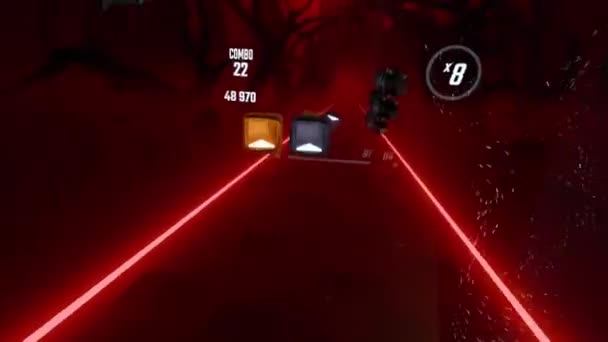 セイバーミュージックリズムゲームで一人称によるVrゲームプレイ ライトセーバーで3Dキューブを切り取るハメに ネオン環境とダイナミックなステージライト 仮想現実のメガネでゲームの世界での没入感 — ストック動画