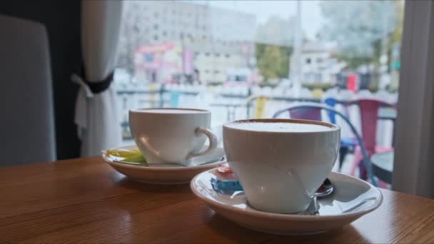 Кофе Столе Кофейне Напротив Окна Видом Улицу Теплая Атмосфера Кафе — стоковое видео