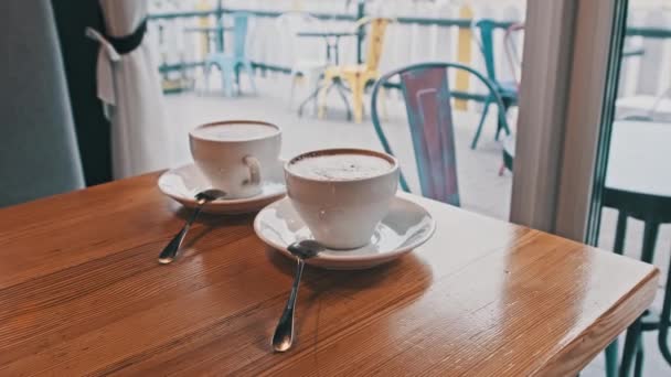 Due Tazze Cappuccino Con Schiuma Piatto Bianco Nella Caffetteria Fronte — Video Stock