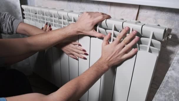 Les Mains Sont Réchauffées Par Des Radiateurs Chauffants Les Mains — Video