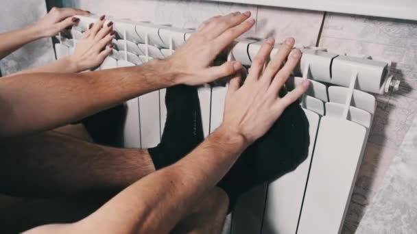 Ruce Nohy Jsou Ohřívány Topném Radiátoru Domu Pár Mužů Žen — Stock video