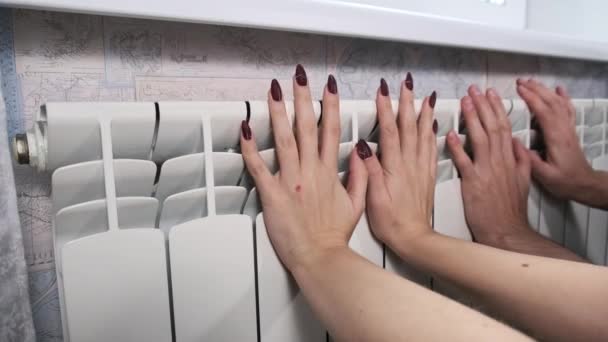 Paar Wärmt Hände Heizkörper Der Wand Gefrorene Männliche Und Weibliche — Stockvideo