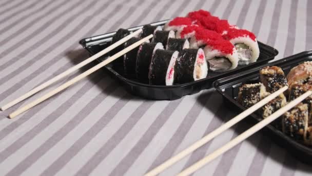 Los Rollos Sushi Recipiente Plástico Encuentran Una Cama Doble Una — Vídeo de stock