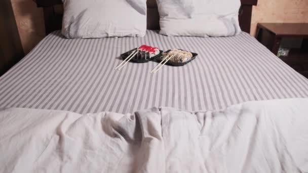 Rolki Sushi Plastikowym Pojemniku Leżą Podwójnym Łóżku Romantyczny Wieczór Dla — Wideo stockowe