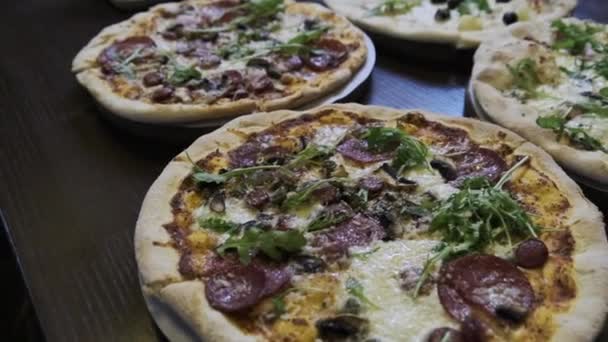 Muchas Pizzas Sobre Mesa Una Pizzería Cerca Pan Shot Muchos — Vídeo de stock