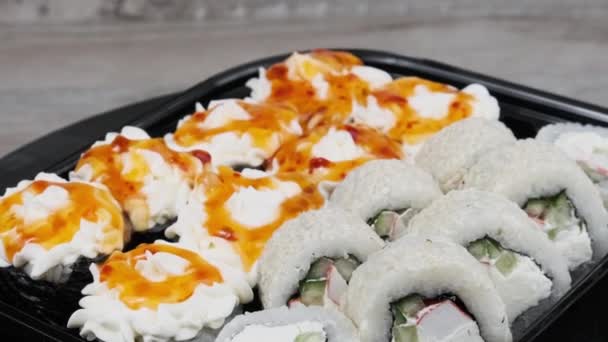 Japán Sushi Tekercs Műanyag Dobozban Forog Közelről Friss Sushi Vörhenyessel — Stock videók