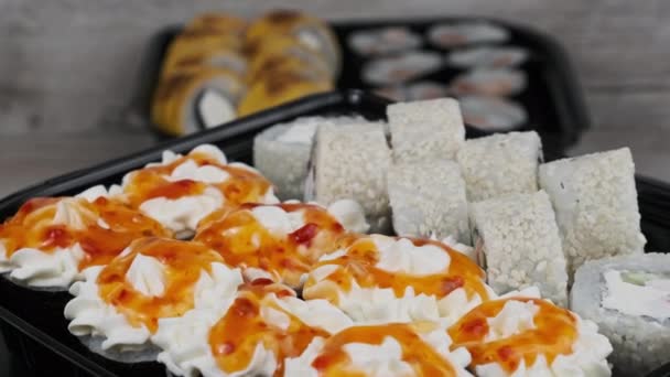Japanska Sushirullar Plastlåda Roterar Närbild Med Färsk Sushi Med Ingefära — Stockvideo