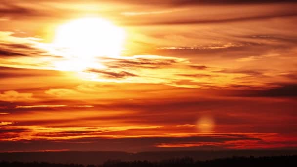透过地平线上橙色天空中柔软的云彩 穿行戏剧性的落日 大而明亮的红色太阳和太阳光一起下山 华丽的史诗般的云彩空间 生气勃勃的色彩 时间流逝 黄天的日落 — 图库视频影像
