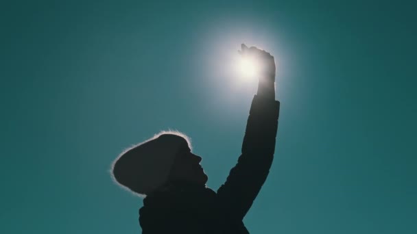 Ung Kvinna Mot Solen Höjer Handen Med Telefon Hög Försöker — Stockvideo