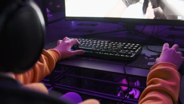 스포츠 클럽의 젊은게이 저격범 게임을 모니터 의자에 컴퓨터 클럽에서 네온등을 — 비디오