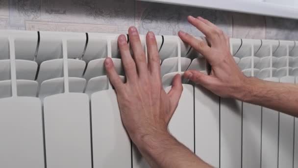 Mans Hände Versuchen Sich Der Heizungsanlage Des Hauses Warm Halten — Stockvideo