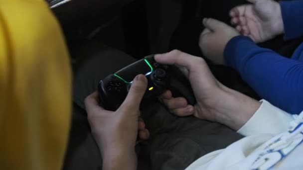 Gra Konsoli Gier Nastolatek Kontroluje Joysticka Dłoniach Siedząc Przy Stole — Wideo stockowe
