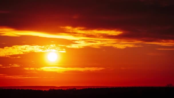 Timelapse Dramatyczny Zachód Słońca Poprzez Miękkie Chmury Pomarańczowym Niebie Horyzontem — Wideo stockowe
