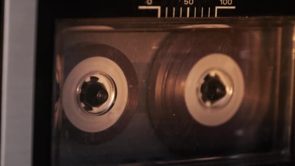 카세트 재생합니다 오디오 카세트를 연주하는 레코드 플레이어 클로즈업 빈티지 테이프가 — 비디오