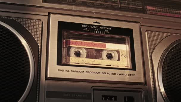 レトロテープレコーダーでのオーディオカセット再生 古い黄色のオーディオカセットを再生するレコードプレーヤー クローズアップ ヴィンテージテープリールがデッキで回転します 録音会話 80年代 通話録音 レトロ再生 — ストック動画