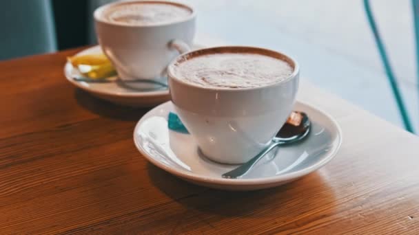 Deux Tasses Cappuccino Avec Mousse Sur Une Assiette Blanche Dans — Video