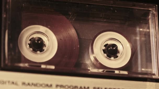 Audiokassettuppspelning Retrobandspelare Skivspelare Spelar Gammal Transparent Ljudkassett Närbild Vintage Tejp — Stockvideo